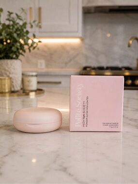 Polite Society High Light Society High Gloss Powder Highlighter Gilded Age 2.8g